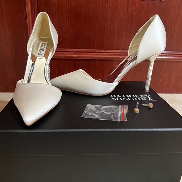 Badgley Mischka Shoes - BADGLEY MISCHKA
Noelle Satin D'Orsay Pumps BRAND NEW